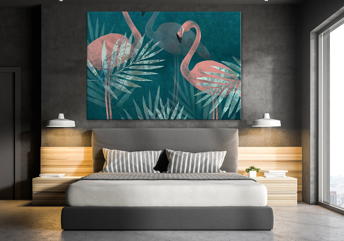 sypialnia w stylu skandynawskim szare ściany obraz z flamingami i palmami