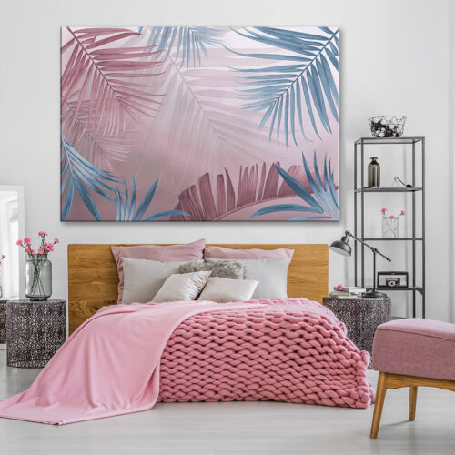 pastelowa sypialnia na ścianie obraz w palmy