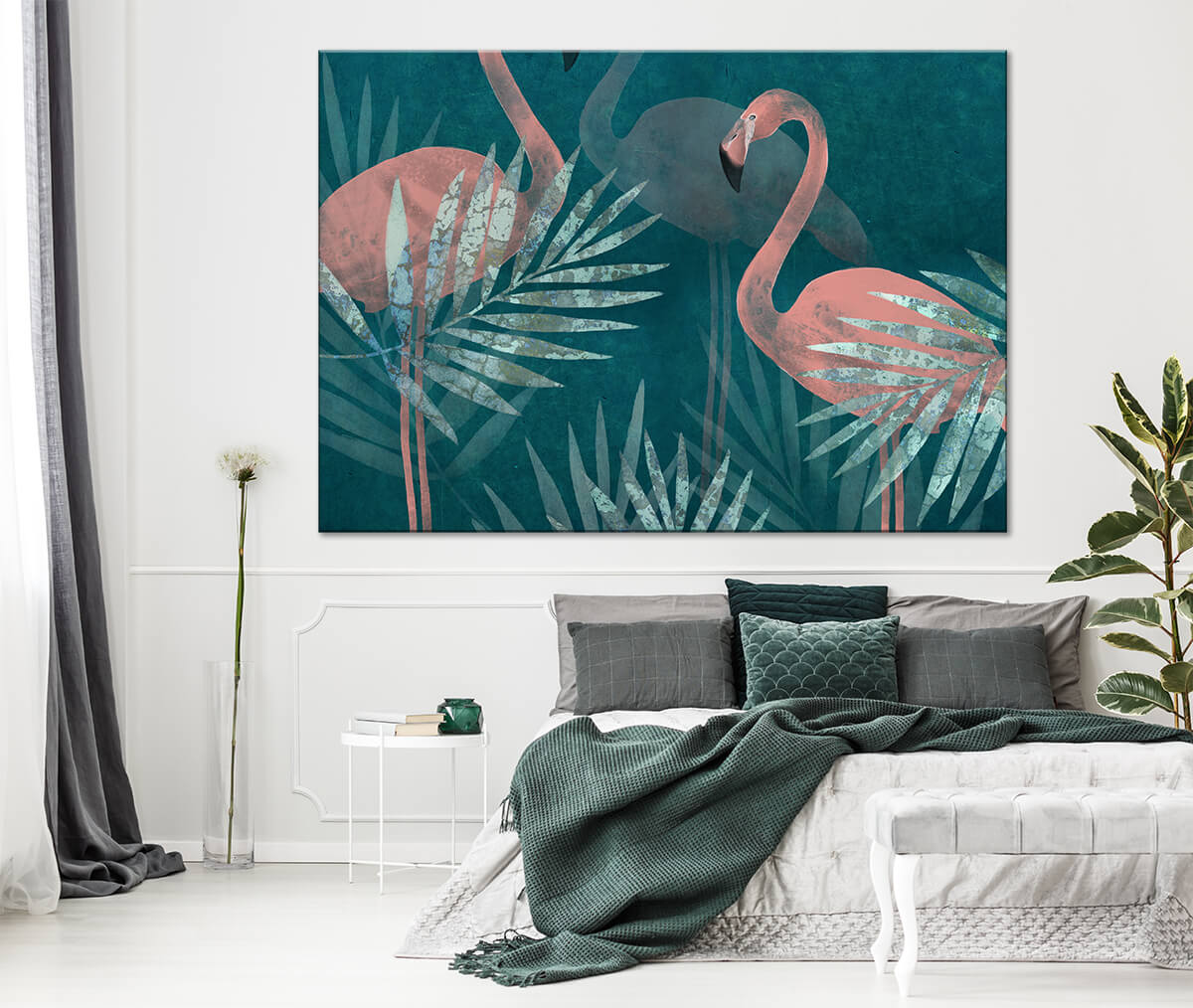 Wnętrze nowoczesnej sypialni z dodatkami w kolorze turkusu i zieleni na ścianie obraz w palmy i flamingi