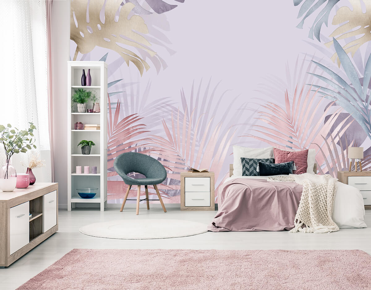 sypialnia w jasnych pastelowych kolorach z fototapetą w liście palm