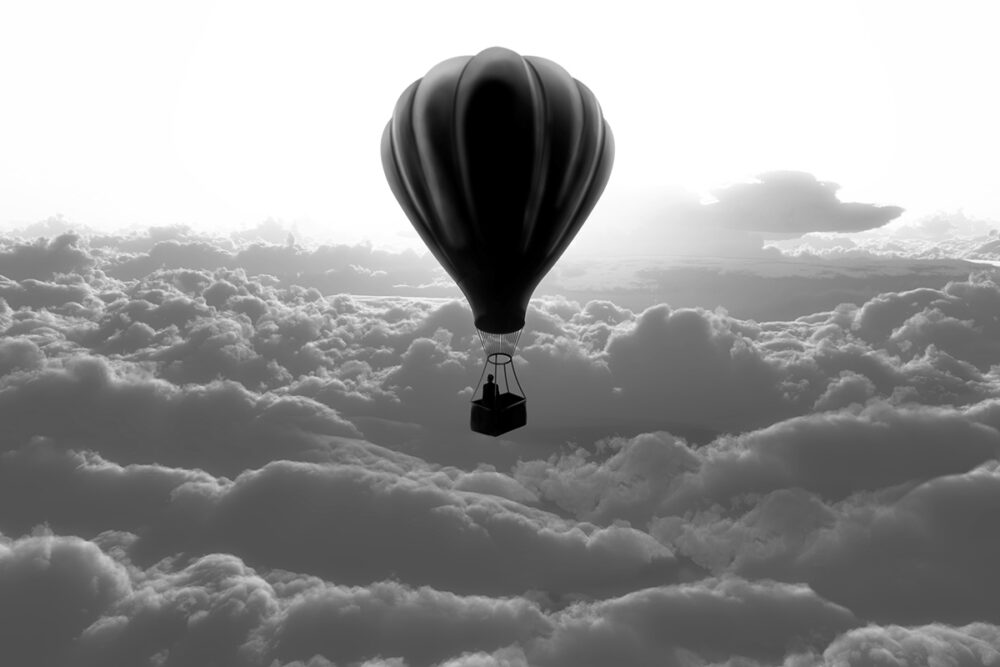 obraz na płótnie Tęsknota nad chmurami czarno biały