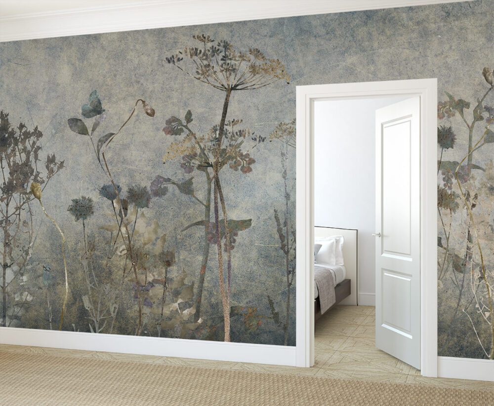 hall z tapetą w kwiaty