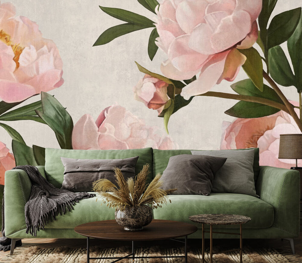 Zielona sofa na tle tapety w piwonie