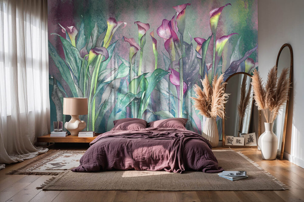 Artystyczna fototapeta z intensywnym motywem kwiatowym w sypialni w stylu bold japandi i boho, z akcentami marsala i zieleni.