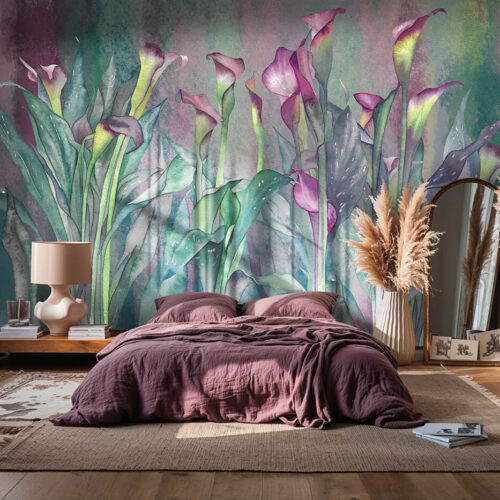 Artystyczna fototapeta z intensywnym motywem kwiatowym w sypialni w stylu bold japandi i boho, z akcentami marsala i zieleni.