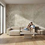 Fototapeta beżowa z motywem roślinnym na wymiar w nowoczesnym salonie, jasna ściana za sofą z naturalnym efektem struktury.