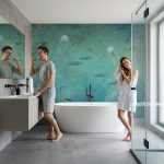 Fototapeta do łazienki pod prysznic na wymiar, wodoodporna grafika ścienna w nowoczesnej łazience miejskiego apartamentu.