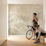 Fototapeta beżowa z motywem roślinnym na wymiar zastosowana w nowoczesnym przedpokoju w mieszkaniu w bloku.