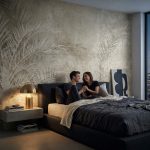 Fototapeta do sypialni za łóżkiem – beżowa fototapeta z motywem roślinnym na wymiar w nowoczesnym wnętrzu.