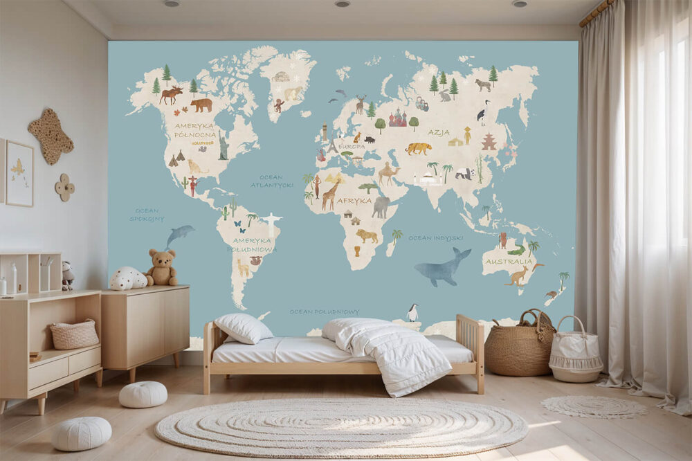 Fototapeta mapa świata w pokoju dziecka urządzonym w stylu japandi i boho. Jasne meble, naturalne światło i przytulne dodatki.