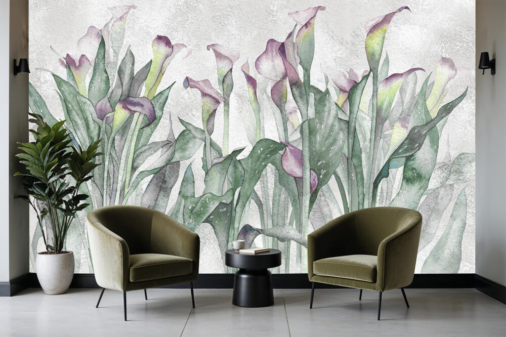 Fototapeta Calla Sfumato z roślinnym wzorem w aranżacji eleganckiego wnętrza – welurowe fotele, nowoczesny stolik i spójna kolorystyka w stylu japandi.