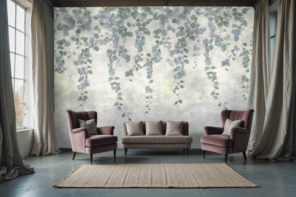 Fototapeta z niebieskimi kwiatami w salonie w stylu soft loft, z welurowymi fotelami i surową podłogą.