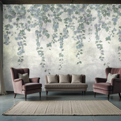 Fototapeta z niebieskimi kwiatami w salonie w stylu soft loft, z welurowymi fotelami i surową podłogą.
