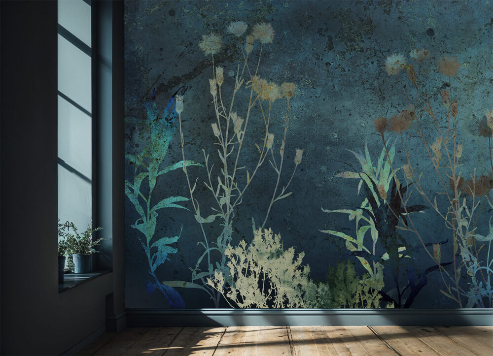 Nastrojowe wnętrze z fototapetą „Kwiaty Nocy” w stylu dark loft – ciemna ściana z botaniczną grafiką i drewnianą podłogą