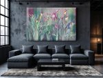 Obraz Calla Vivace z ekspresyjnym motywem kwiatów w odcieniach fioletu, zieleni i różu, zawieszony na grafitowej ścianie nad ciemną sofą w nowoczesnym salonie loftowym.