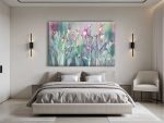 Obraz Calla Vivace z wyrazistym motywem kwiatów w odcieniach fioletu, zieleni i różu nad łóżkiem w nowoczesnej, eleganckiej sypialni z jasnymi ścianami i minimalistycznym wystrojem.
