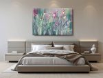 Obraz Calla Vivace z ekspresyjnym motywem kalii w odcieniach fioletu, zieleni i różu nad nowoczesnym, beżowym łóżkiem