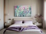 Obraz Calla Vivace z wyrazistymi, akwarelowymi kwiatami w fioletach i zieleniach nad łóżkiem z lawendową pościelą w jasnej, eleganckiej sypialni z dekoracjami w stylu naturalnym.