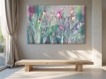 Obraz Calla Vivace z ekspresyjnym motywem kalii w odcieniach fioletu, zieleni i różu, malowanym akwarelową techniką, zawieszony w minimalistycznym holu z naturalnym światłem i surową ścianą.