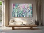 Obraz Calla Vivace z artystycznym motywem kalii w odcieniach fioletu i zieleni, zawieszony nad kremową sofą w nowoczesnym salonie z naturalnym światłem i spokojną aranżacją.